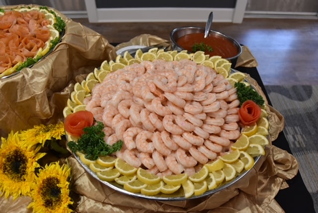 plate of shrimp arranges with lemon slices